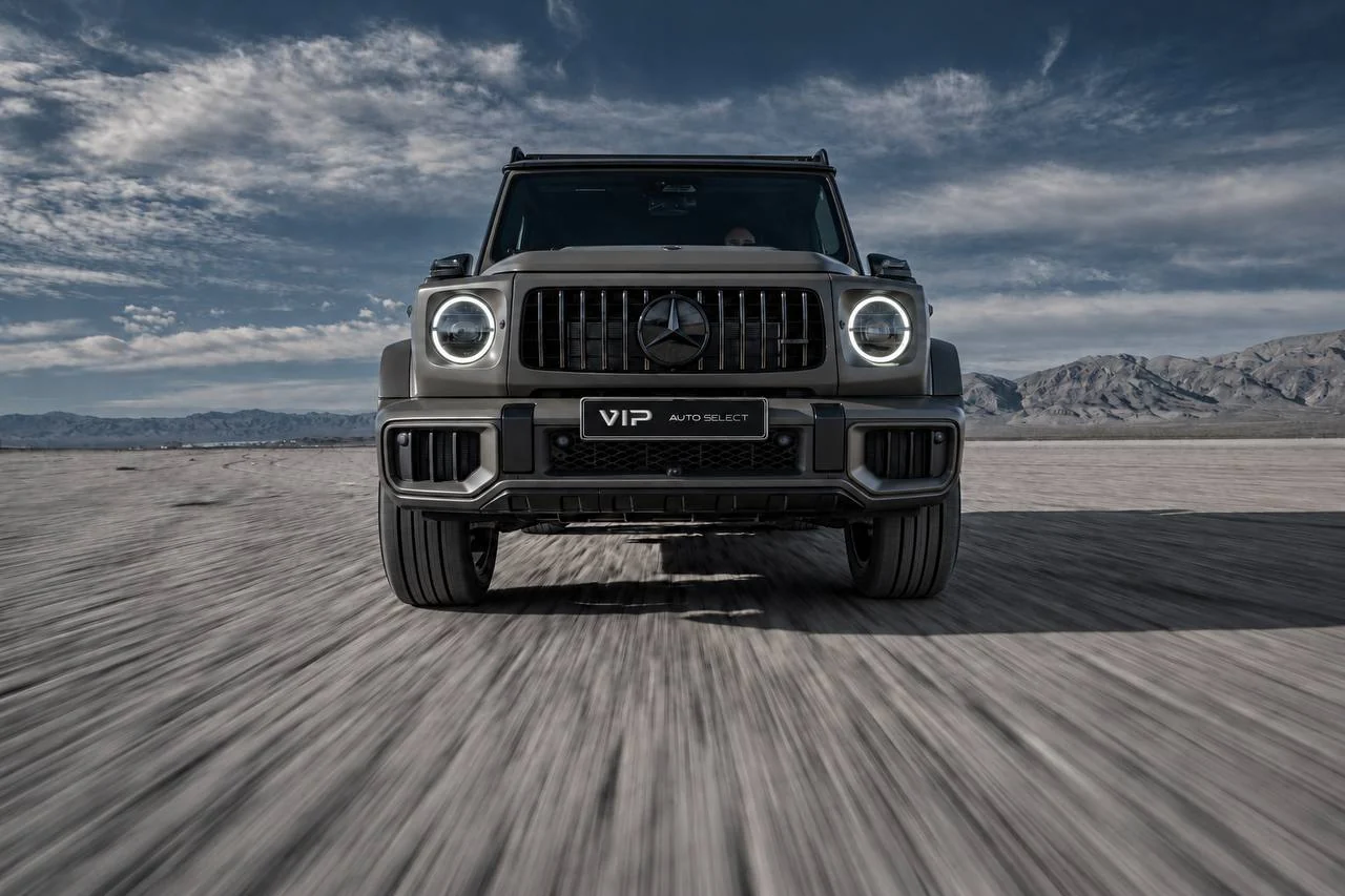 Mercedes-AMG G-Class отпред в движение по пустинен път