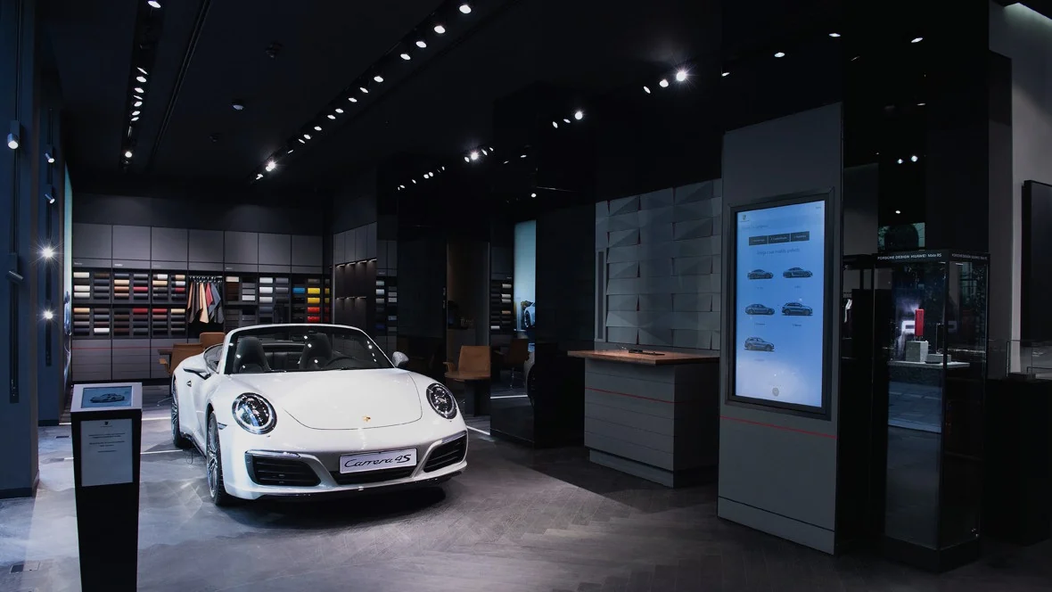 Бяло Porsche 911 Carrera 4S в шоурум