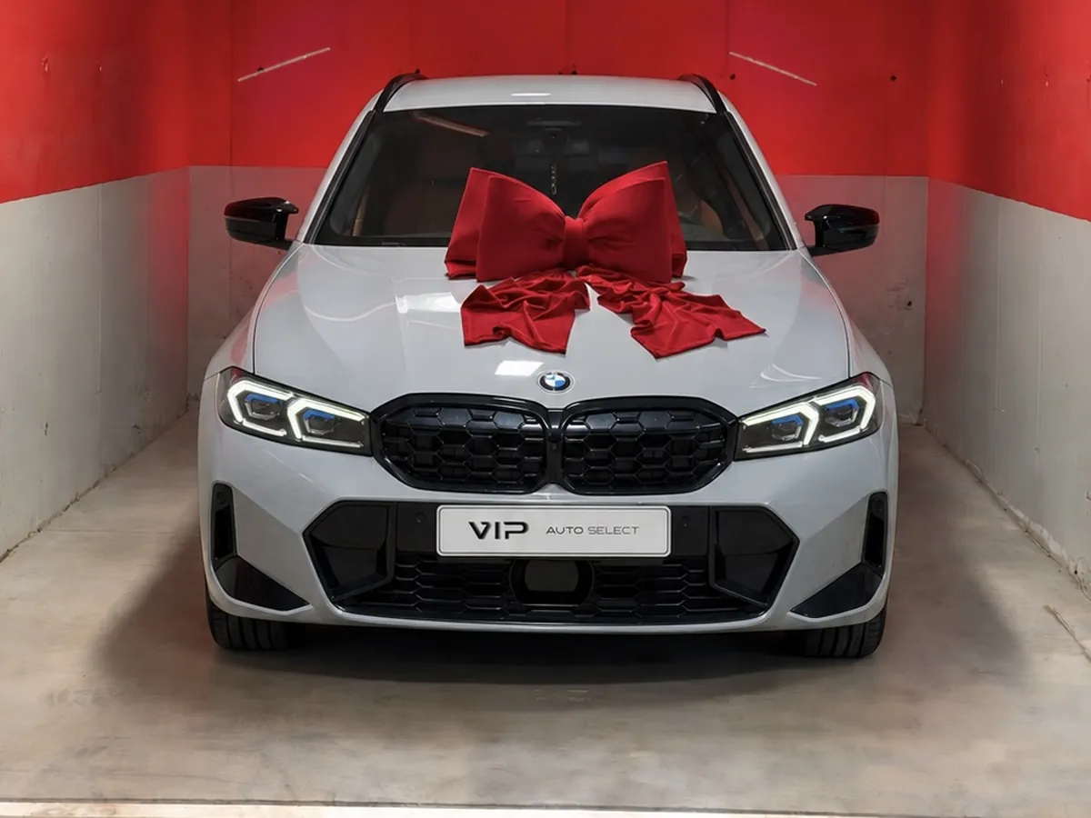 BMW M340i с червена панделка при предаването