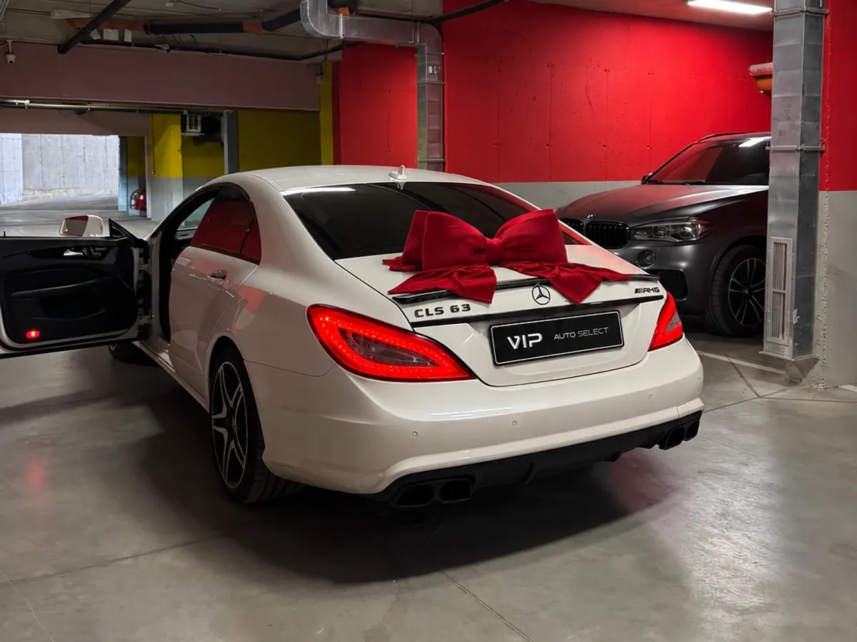 Mercedes-AMG CLS 63 с червена панделка при предаването