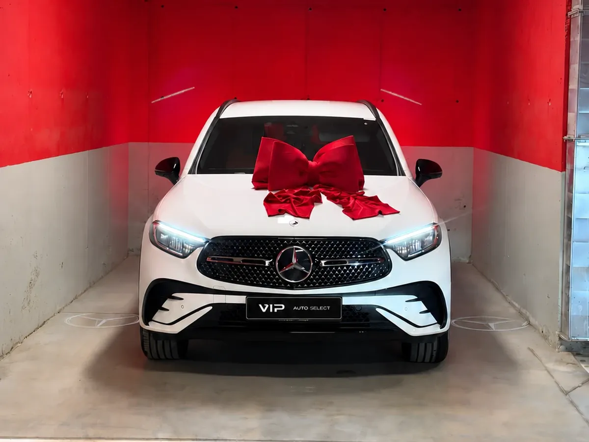 Mercedes-Benz GLC, 2025 г. с червена панделка при предаването