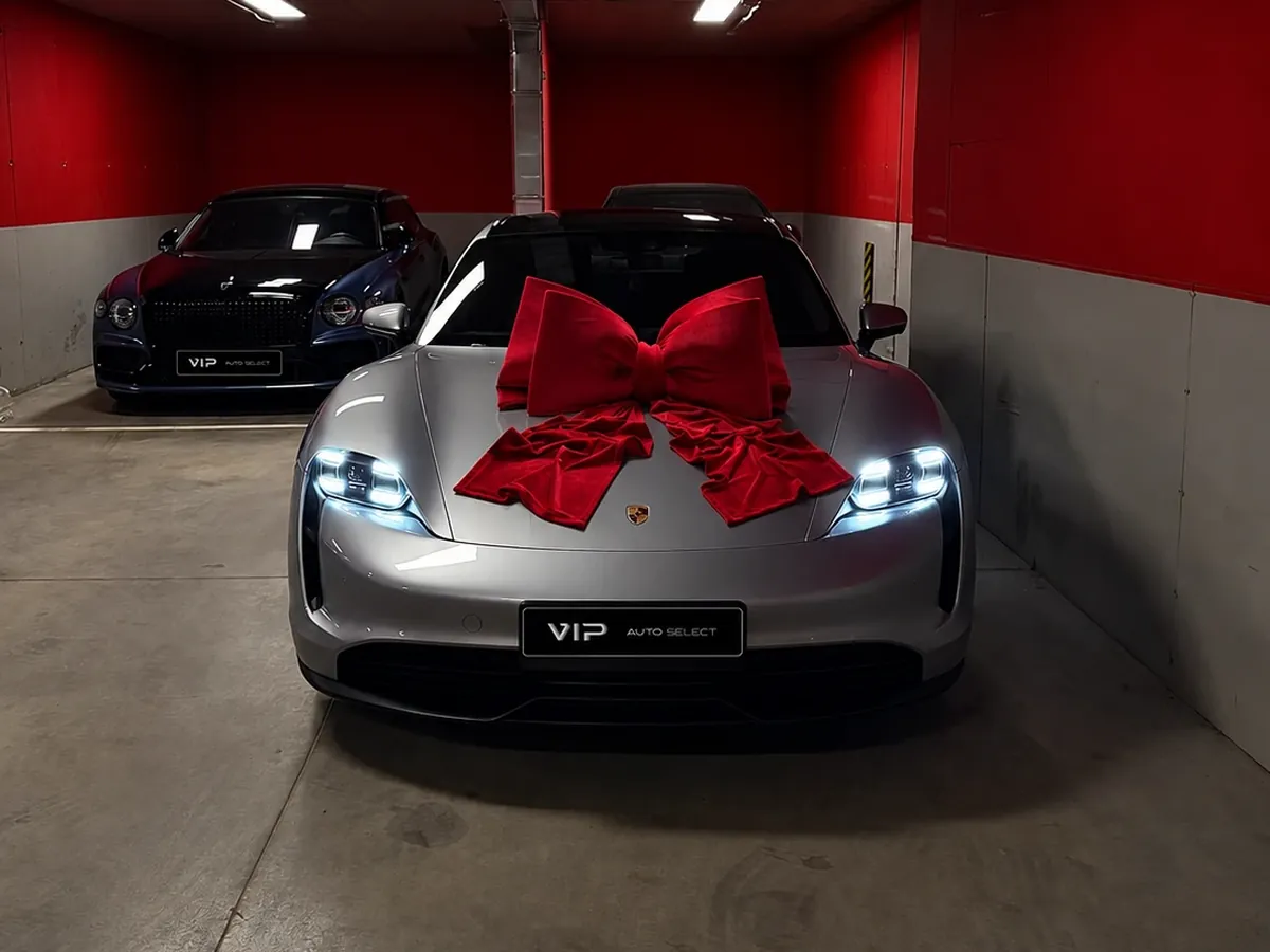 Porsche Taycan 4S с червена панделка при предаването